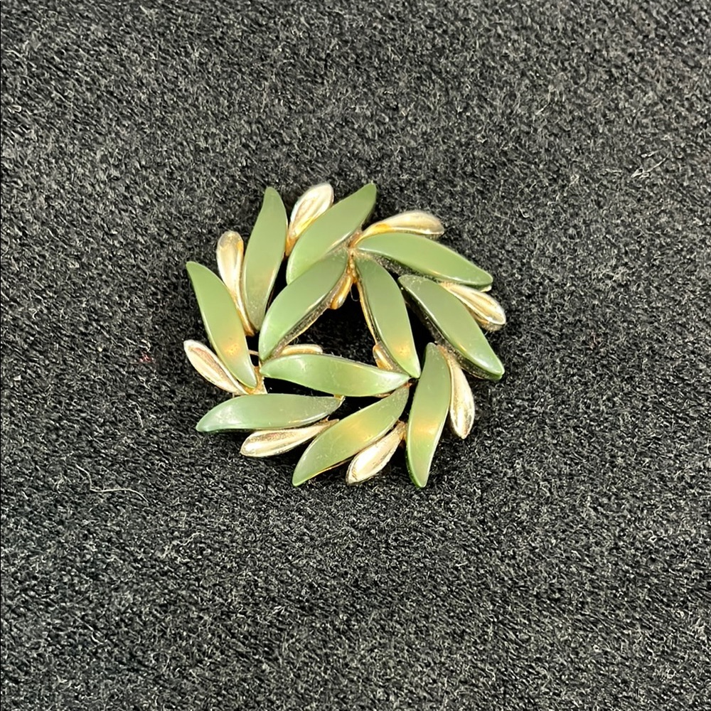 CLAUDETTE Vintage Green and Silver Wreath Brooch